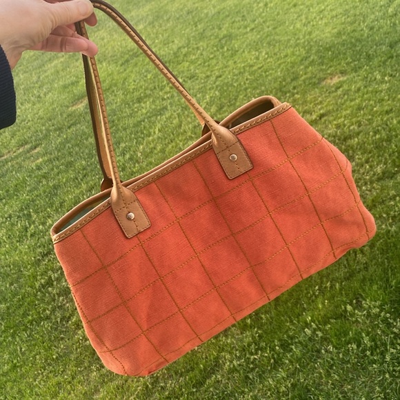 Liz Claiborne linen & cotton blend with Leather Trim Tote Bag. - Picture 4 of 13